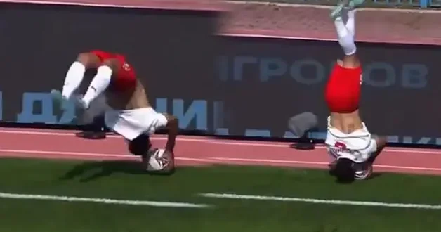 Futbol sahalarında ender görülen fantastik an...