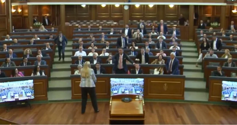 Kosova Başbakanı Kurti, Meclis te yumurta atılarak protesto edildi Dış Haberler