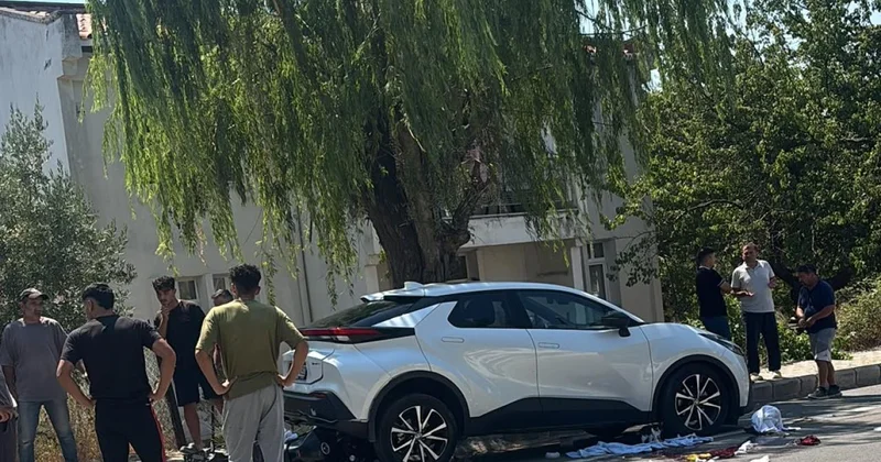 Gökçeada da park halindeki otomobile çarpan motosikletteki 2 kişi öldü