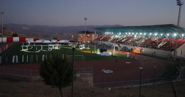 Şırnak ta TEKNOFEST Drone Şampiyonası rüzgarı Şırnak semalarında ışıklandırılmış dronlar görsel şölen oluşturdu Vali Ekici: Siz kanatlarınızı açın, biz altına rüzgar vereceğiz Şırnak Haberleri Habertürk Yerel Haberler