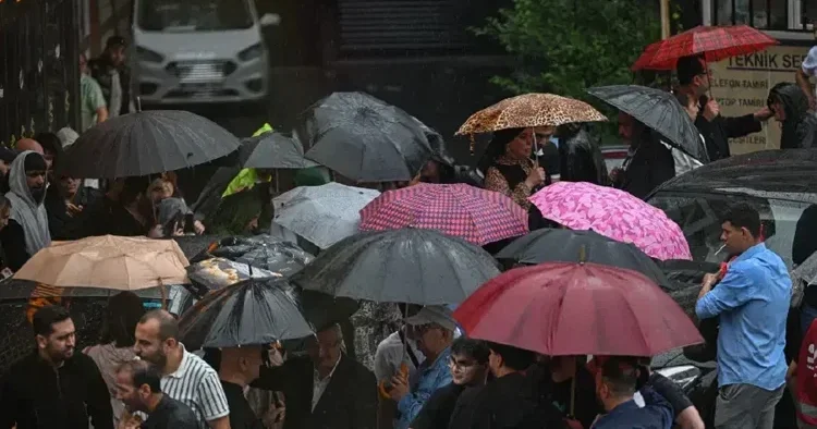 İstanbul da sıcak havaya sağanak molası: Meteoroloji den kuvvetli rüzgar uyarısı
