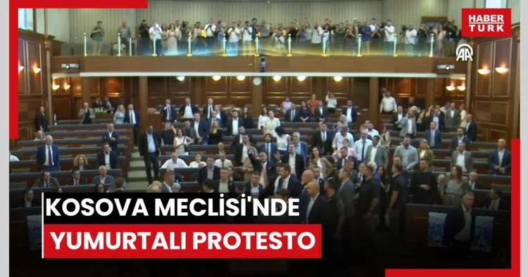 Kosova Meclisi nde yumurtalı protesto