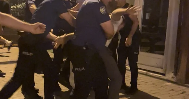 Polisin yanında bile durmadılar… Tarihi Arapşükrü Sokağı nda kavga kamerada Polis biber gazıyla müdahale etti : 2 şüpheli gözaltına alındı Bursa Haberleri Habertürk Yerel Haberler