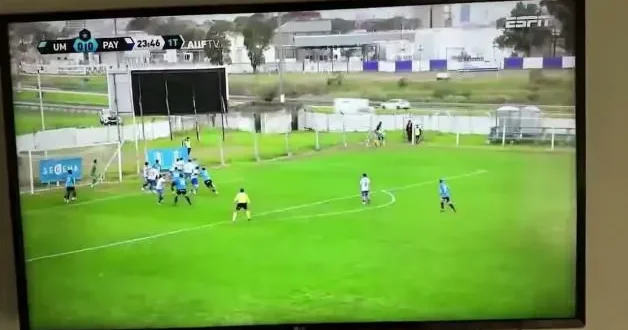Futbol maçında inanılmaz an! Top trafik kazasına neden oldu