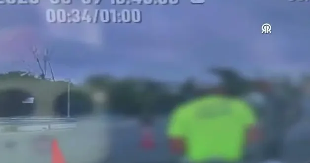 Fatih te trafik polisine bıçaklı saldırı: Şüpheli bacağından vuruldu! O anlar kamerada