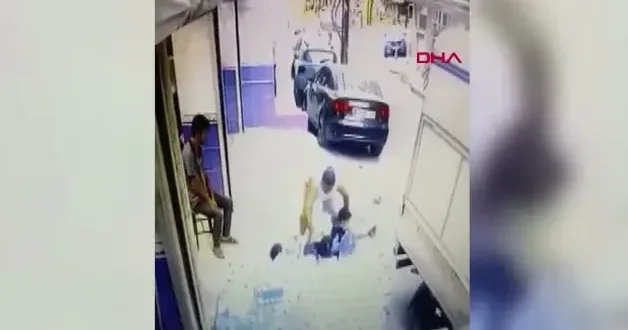 İstanbul da tepki çeken görüntü! Sokaktaki 3 çocuğa vicdansız hareket kamerada