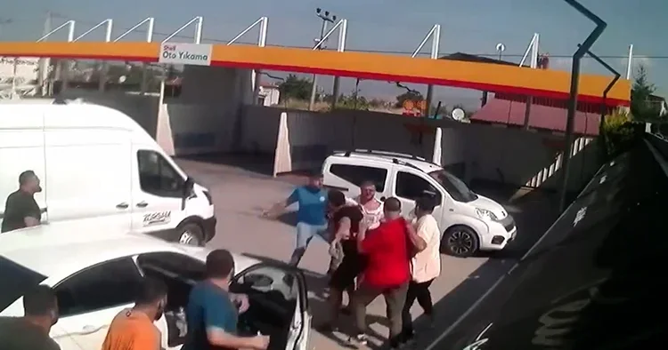 Samsun da başpehlivan Serhat Elvan a akaryakıt istasyonunda saldırı: O anlar kamerada