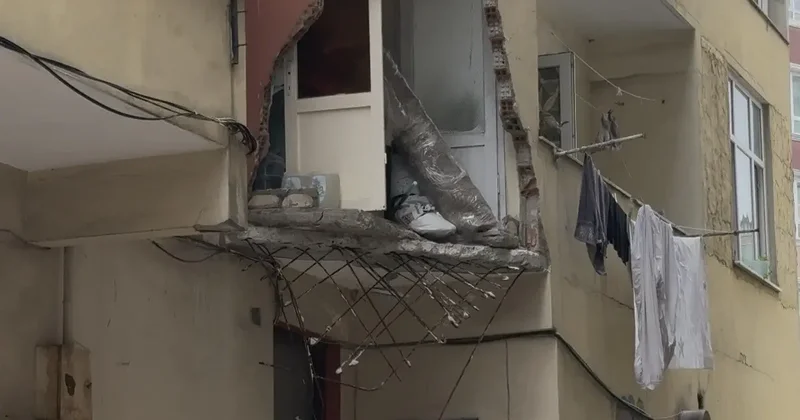 Güngören’de 5 katlı binanın balkonu yıkıldı; Bina sakini Deprem oldu sandık dedi