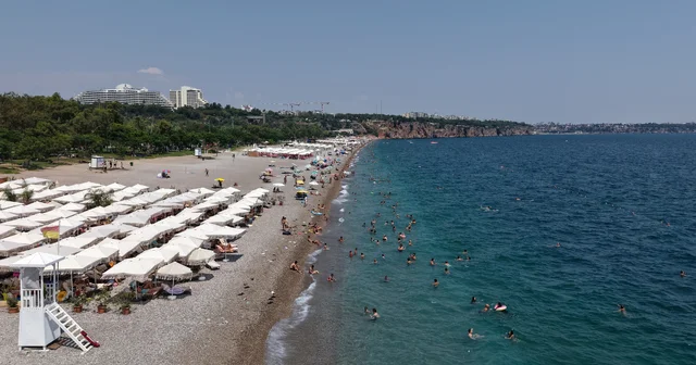 Antalya da hissedilen sıcaklık 39 derece; tatilciler denizde serinledi Antalya Haberleri Habertürk Yerel Haberler