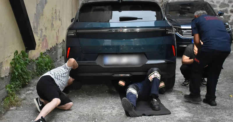 Yavruları için otomobilin peşinden koşan anne kedinin imdadına itfaiye yetişti