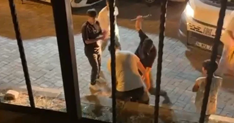 Esenler de kız meselesi kavgası: Konuşmak için gittiği otoparkta baltalı saldırıya uğradı