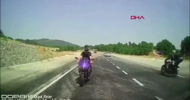 İki aracın arasında savruldu! Kütahya’daki feci kaza kamerada