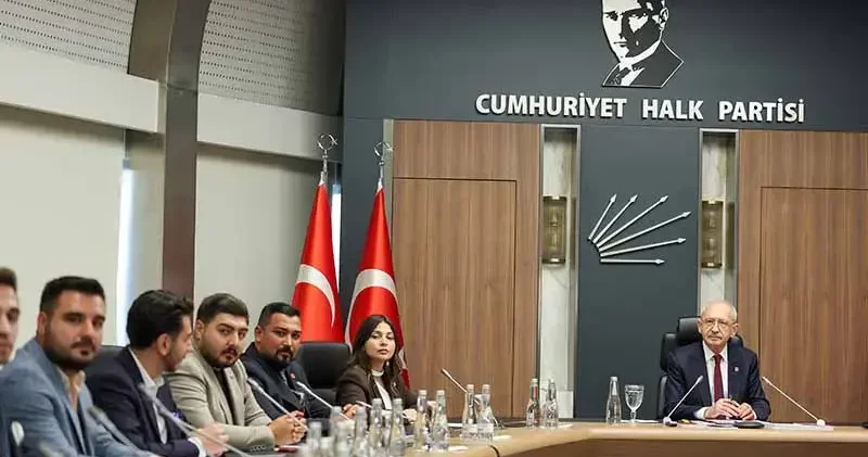 Kılıçdaroğlu, Gençlik Kolları ile bir araya geldi