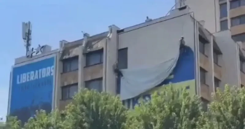 Zelenskiy’nin açıklaması sonrası Kosova’daki dev Ukrayna bayrağı kaldırıldı