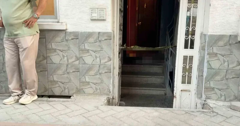 Sokakta düşen yaşlı adam evinin kapısında hayatını kaybetti