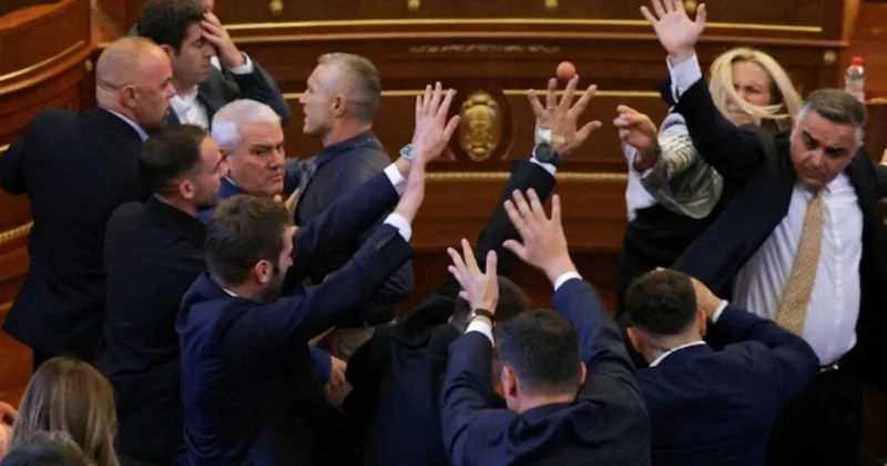 Milletvekili başbakanın kafasına yumurta fırlattı Sözcü Gazetesi