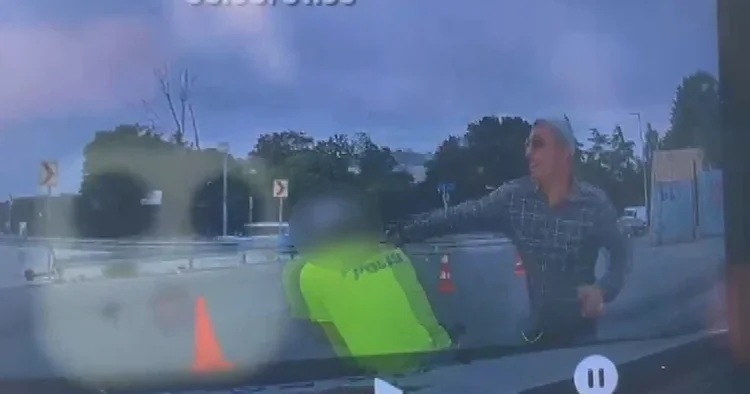 Polise bıçakla saldıran şüpheli ayağından vurularak yakalandı