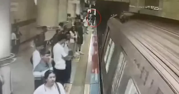 Görme engelli genç raylara düştü! Ölümle burun buruna geldiği o anlar kamerada