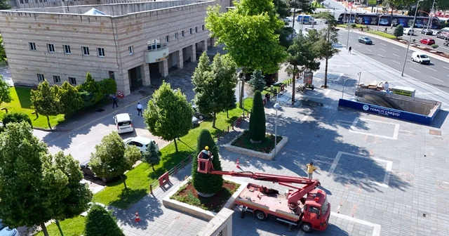 Büyükşehirden kent estetiğine titiz dokunuş: Süs bitkilerine form budaması Kayseri Haberleri Habertürk Yerel Haberler