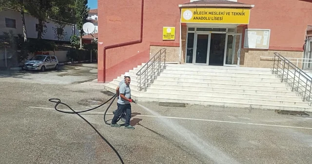 Okul bahçeleri ve oyun sahaları yıkanarak temizlendi Bilecik Haberleri Habertürk Yerel Haberler