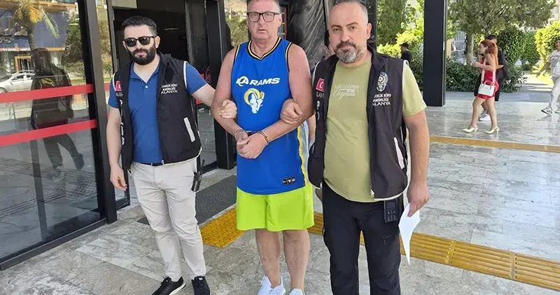 Otel personeliyle tartışıp, Türk bayrağına tüküren İngiliz turist tutuklandı