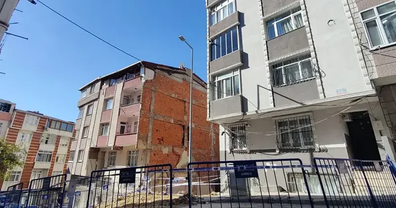 Sultangazi de hafriyat çalışması sırasında temelinde kayma olan 4 katlı bina tahliye edildi