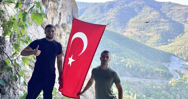 Bursalı gençlerden anlamlı hareket Kapıkaya İnkaya Mağarası nda Türk bayrağını yenilediler Bursa Haberleri Habertürk Yerel Haberler