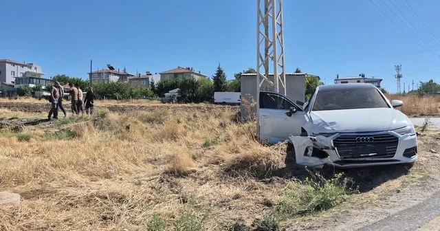 İki otomobilin karıştığı kazada 5 kişi yaralandı Çarpışan otomobillerden biri elektrik direğine çarptı, diğeri tarlaya savruldu Görgü tanığı kaza anını anlattı Eskişehir Haberleri Habertürk Yerel Haberler