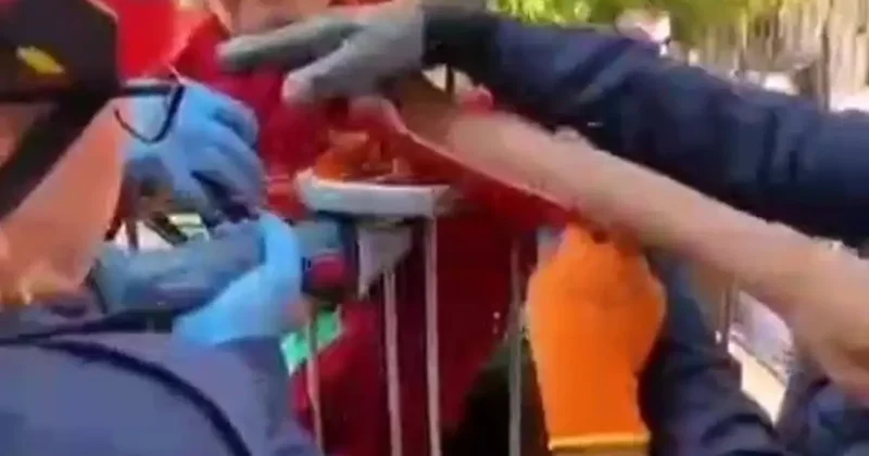 Koluna korkuluk demiri saplanan çocuk hastaneye kaldırıldı