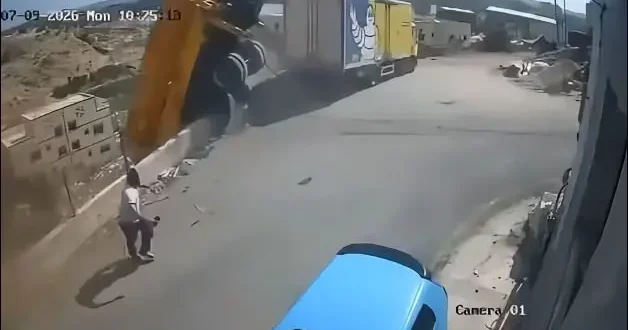 Freni boşaldı dev kamyon felakete sürüklendi, şoför son anda atlayarak kurtuldu