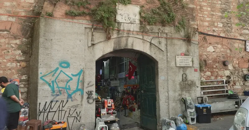 Tarihi Galata Bedesteni’nin duvarlarına grafiti