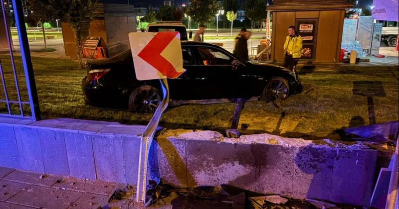 Kaldırıma çarpıp havalandı, duvarı aşıp millet bahçesine girdi