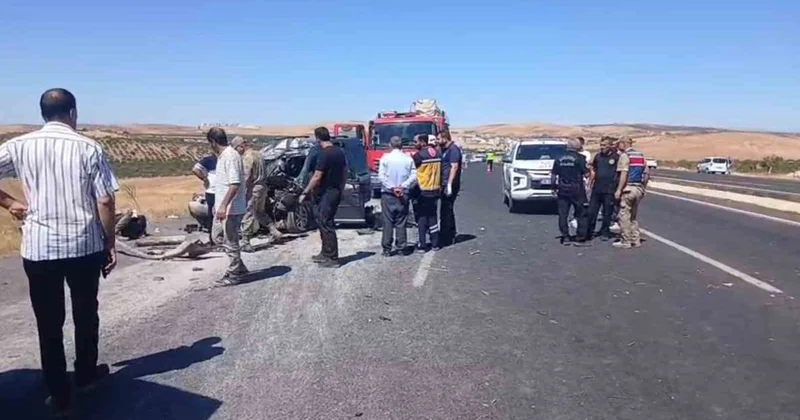 Şanlıurfa Bozova da hafif ticari araç kamyona çarptı, aynı aileden 4 kişi öldü