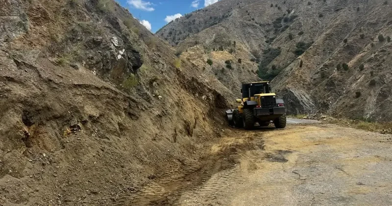 Köy yollarında bakım ve onarım çalışmaları sürüyor