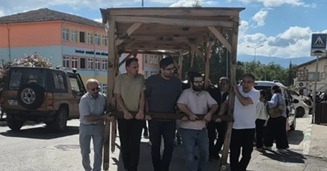 Öğretmenler kamelyayı, yıkılacak okulun bahçesinden yeni okulun bahçesine elleriyle taşıdı Tokat Haberleri Habertürk Yerel Haberler