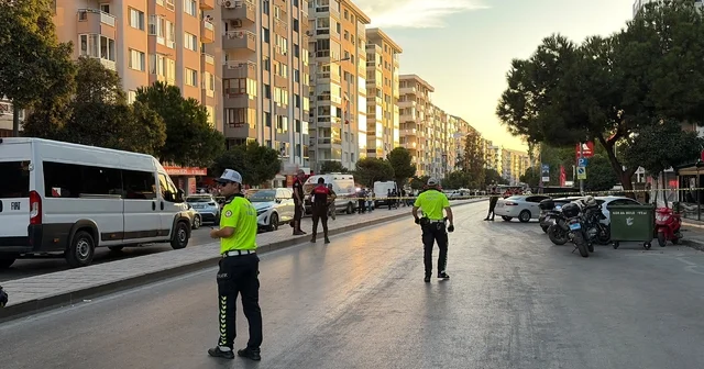 Güvenlik görevlisinin silahıyla 5 kişiyi rehin almış İzmir de bankadaki rehine krizinde hareketli anlar: ikna edilmek için annesi çağırıldı İzmir Haberleri Habertürk Yerel Haberler