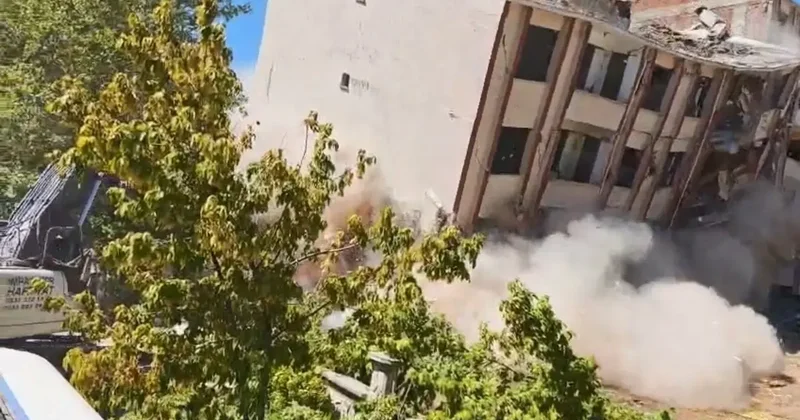 5 katlı iki bina tek dokunuşla yıkıldı