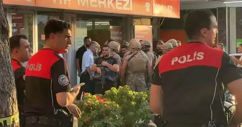 İzmir de bankada 5 kişiyi rehin alan şüpheli, ikna edilip gözaltına alındı