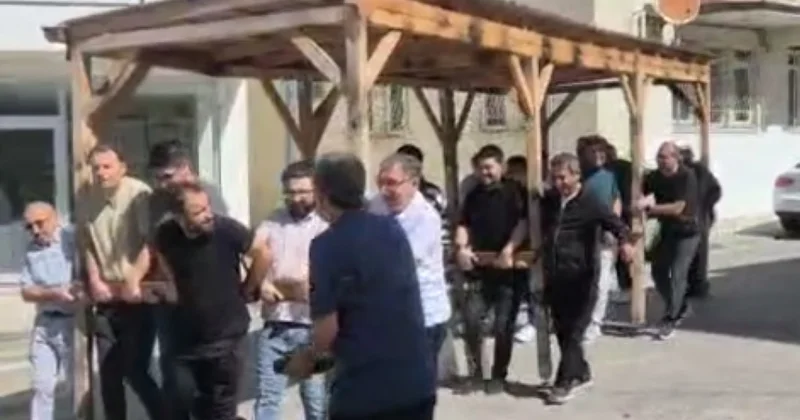 19 öğretmen sırtlayıp yeni okula taşıdı: Yıkılacak okulun kamelyasını geride bırakamadılar Sözcü Gazetesi