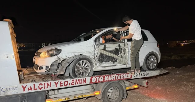 Kaza sonrası aracı bırakıp kaçtılar Panelvan ile otomobil çarpıştı: 1 yaralı Adıyaman Haberleri Habertürk Yerel Haberler