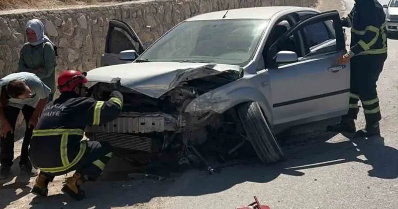 Bilecik’te seyir halinde kontrolden çıkan otomobil istinat duvarına çarptı