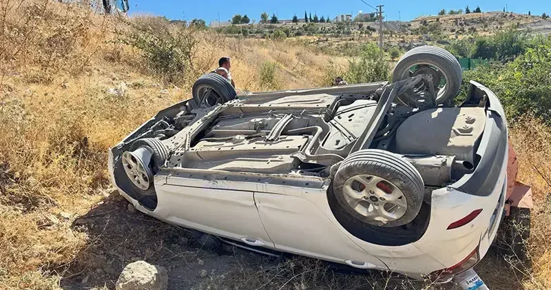 Şarampole yuvarlanan otomobildeki karı koca yaralandı