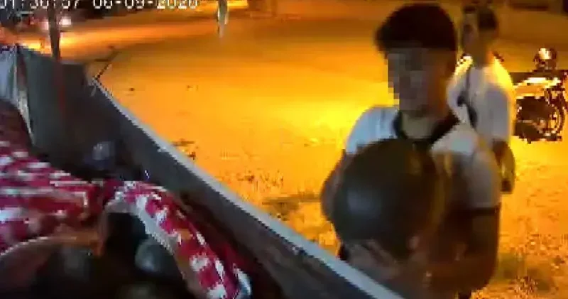 Satış yerinden karpuz alıp, helallik istediler; o anlar kamerada