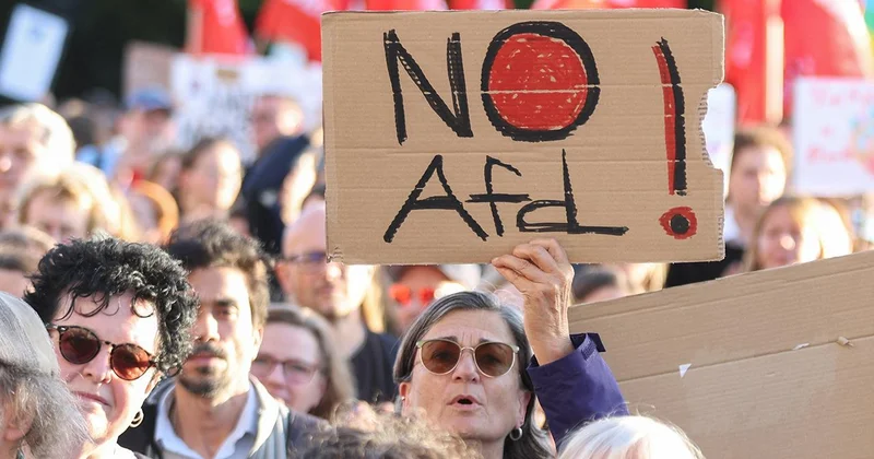 Almanya da aşırı sağcı AfD nin tarihi seçim zaferinin ardından kitlesel protestolar başladı