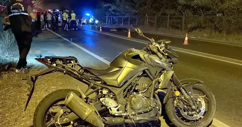 Devrilen motosikletten midibüsün altına savrulan sürücü hayatını kaybetti