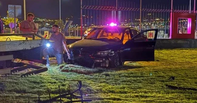 Kaldırımdan seken otomobil 1 metrelik duvarı aştı