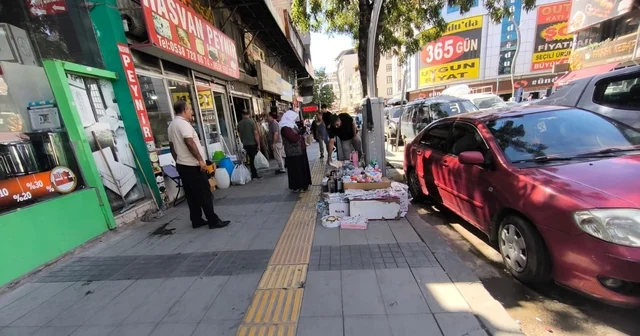 Van da kaldırımlar işgal altında: Yayalar yola indi, turistler ve esnaf tepkili Van Haberleri Habertürk Yerel Haberler