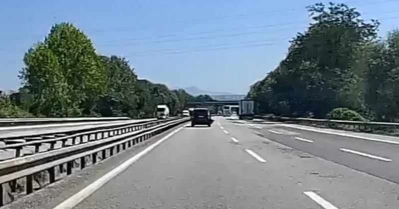 Otoyolda seyreden aracın tamponu koptu: O anlar kamerada