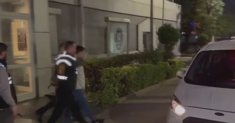 Kadıköy de silahla havaya 6 el ateş eden F.Ü., polis iknasıyla gözaltına alındı.
