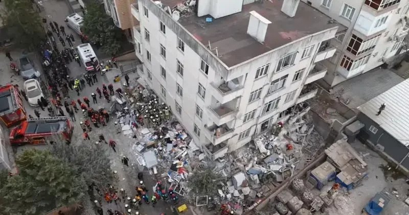 Maltepe de 3 katı çöken binaya ilişkin bilirkişi ön raporu: 2 kez verilen yıkım kararı uygulanmamış